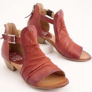 Miz Mooz Corra Leather Wide Width Heeled Sandals Size 38W